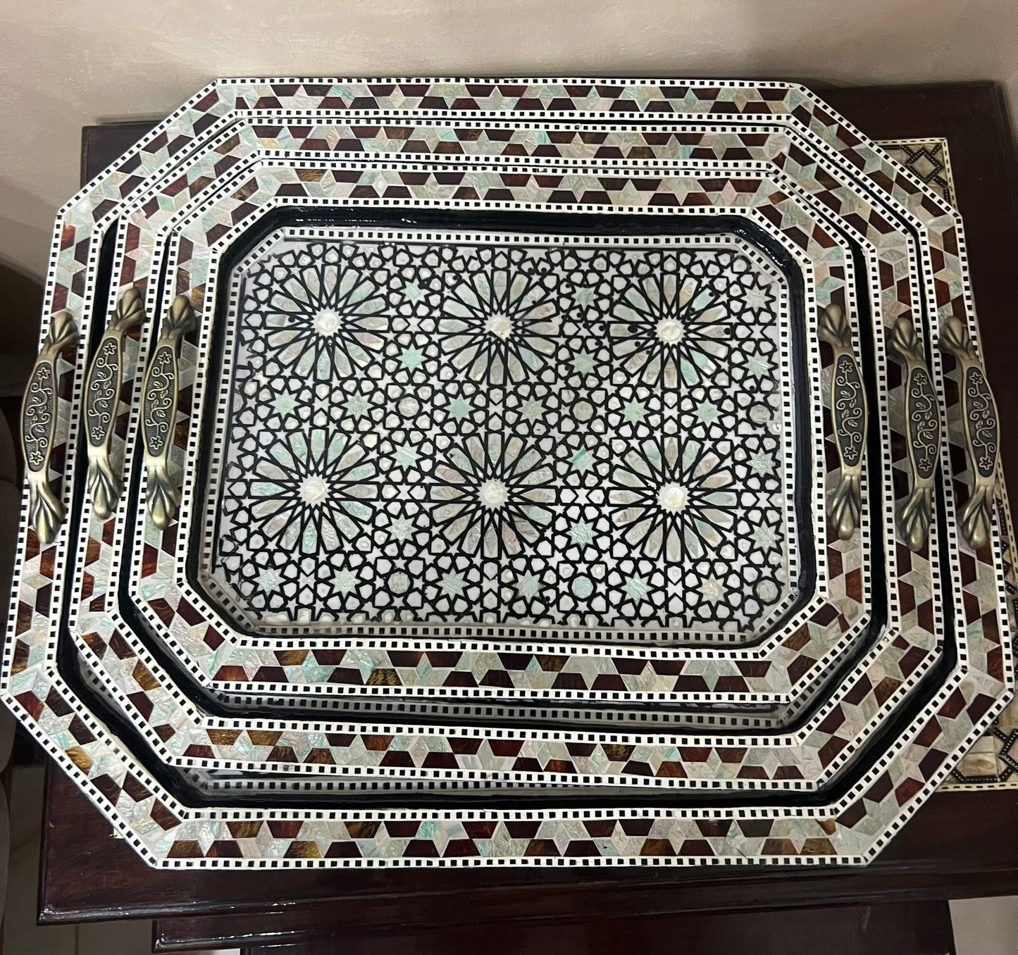 طقم صواني خشبية مضلعة يدوية الصنع بتطعيم صدف اللؤلؤ – 3 أحجام
